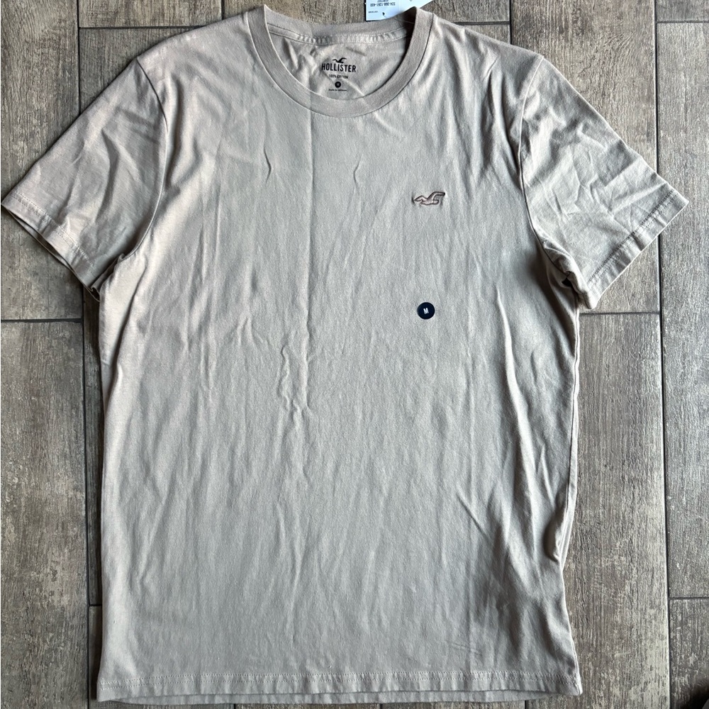 Hollister Men's Light Tan Short Sleeve Tee